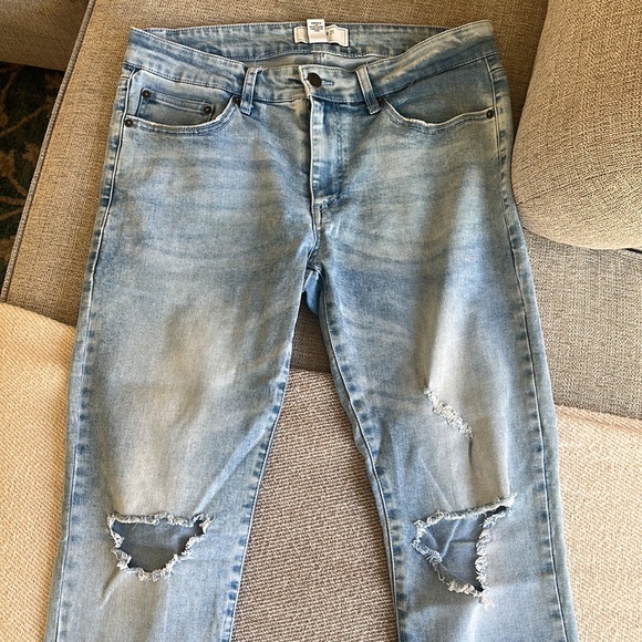 Forever 21 Men’s Distressed Straight Jeans - Picture 2 of 4